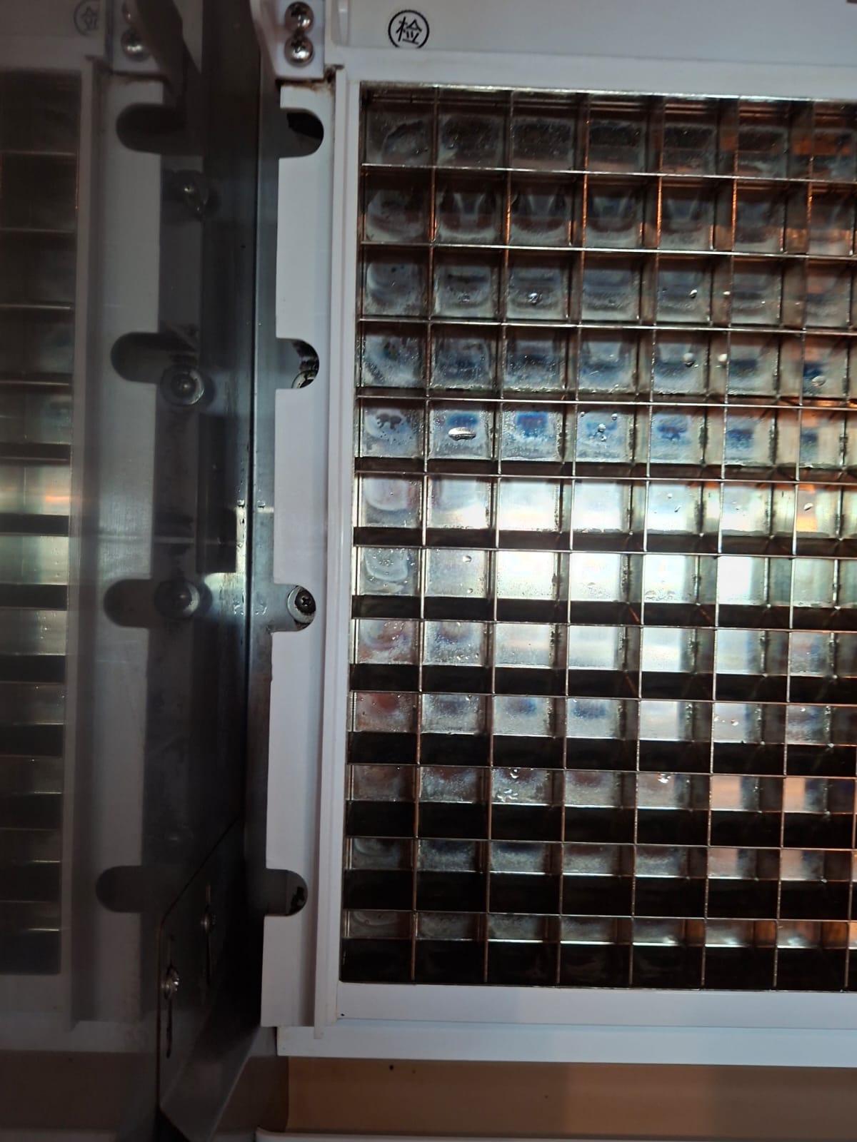 Detalhe da estrutura interna de produção de gelo